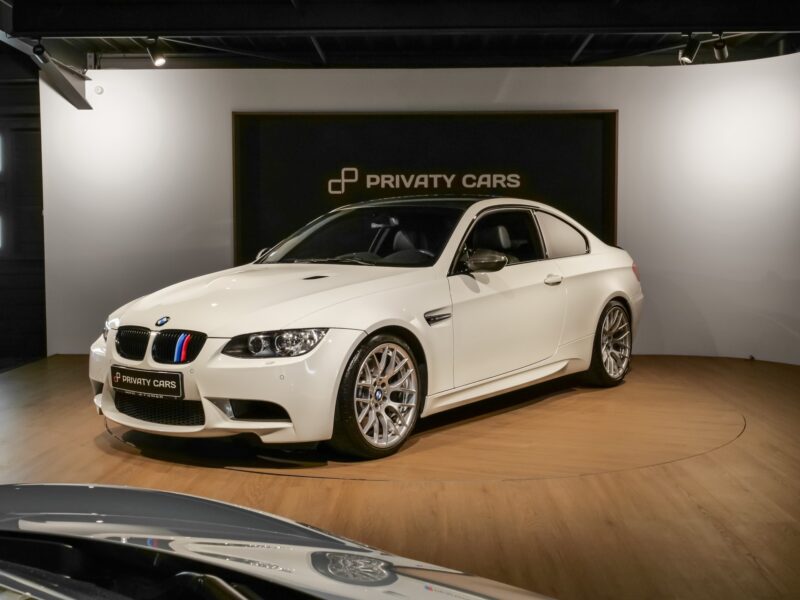 À vendre – BMW – M3 E92 – 2023 – Alpinweiss – 56 900 km – 430 ch – V8 atmo – Transmission : Automatique – Photo principale – Origine Belgique – Privaty Cars – Expert des voitures de prestige d’occasion à La Rochelle