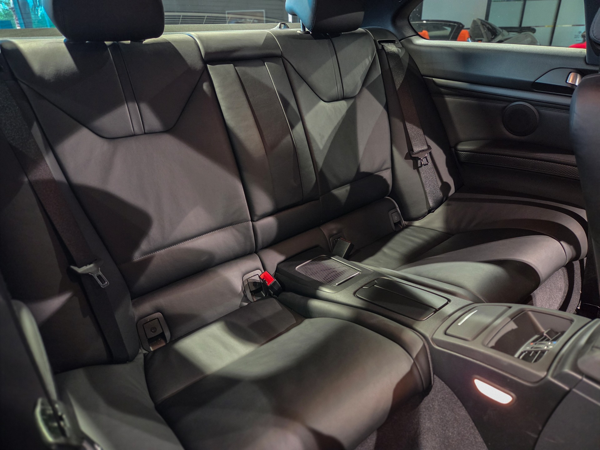 Sièges arrière en cuir – BMW – M3 E92 – 2023 – Alpinweiss – 56 900 km – 430 ch – V8 atmo – Transmission : Automatique – Origine Belgique – Privaty Cars – Showroom de voitures de sport haut de gamme près de Poitiers