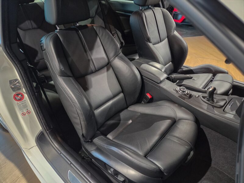 Sièges baquets en cuir – BMW – M3 E92 – 2023 – Alpinweiss – 56 900 km – 430 ch – V8 atmo – Transmission : Automatique – Origine Belgique – Privaty Cars – Expert des sportives d’occasion haut de gamme proche de Nantes