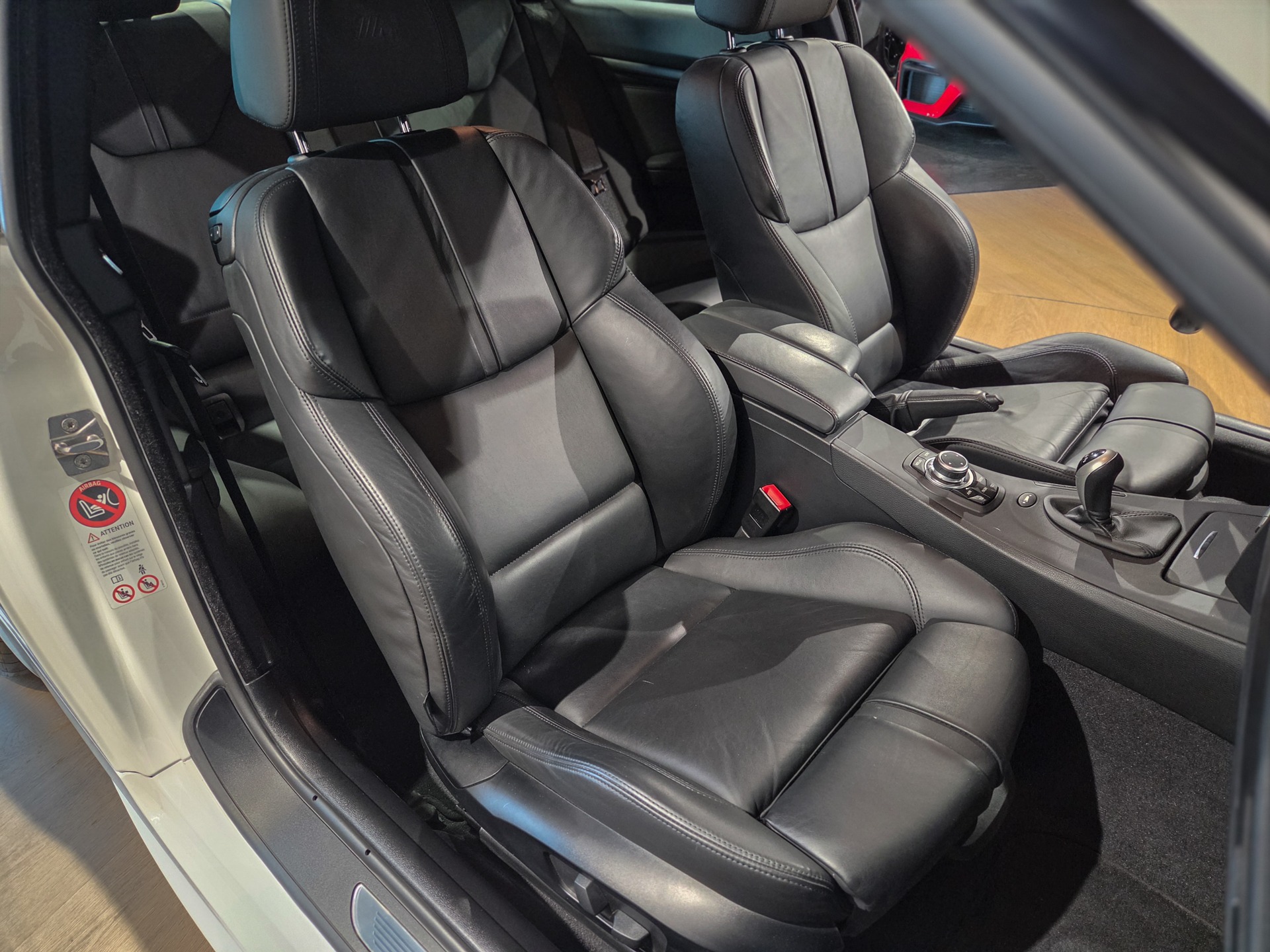 Sièges baquets en cuir – BMW – M3 E92 – 2023 – Alpinweiss – 56 900 km – 430 ch – V8 atmo – Transmission : Automatique – Origine Belgique – Privaty Cars – Expert des sportives d’occasion haut de gamme proche de Nantes