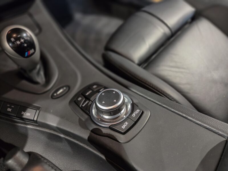 Console centrale avec commandes intégrées – BMW – M3 E92 – 2023 – Alpinweiss – 56 900 km – 430 ch – V8 atmo – Transmission : Automatique – Origine Belgique – Privaty Cars – Négoce de véhicules GT et sportives d’exception dans l’Ouest de la France