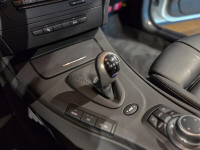 Levier de vitesses avec pommeau M – BMW – M3 E92 – 2023 – Alpinweiss – 56 900 km – 430 ch – V8 atmo – Transmission : Automatique – Origine Belgique – Privaty Cars – Courtage automobile pour véhicules exclusifs près de Poitiers