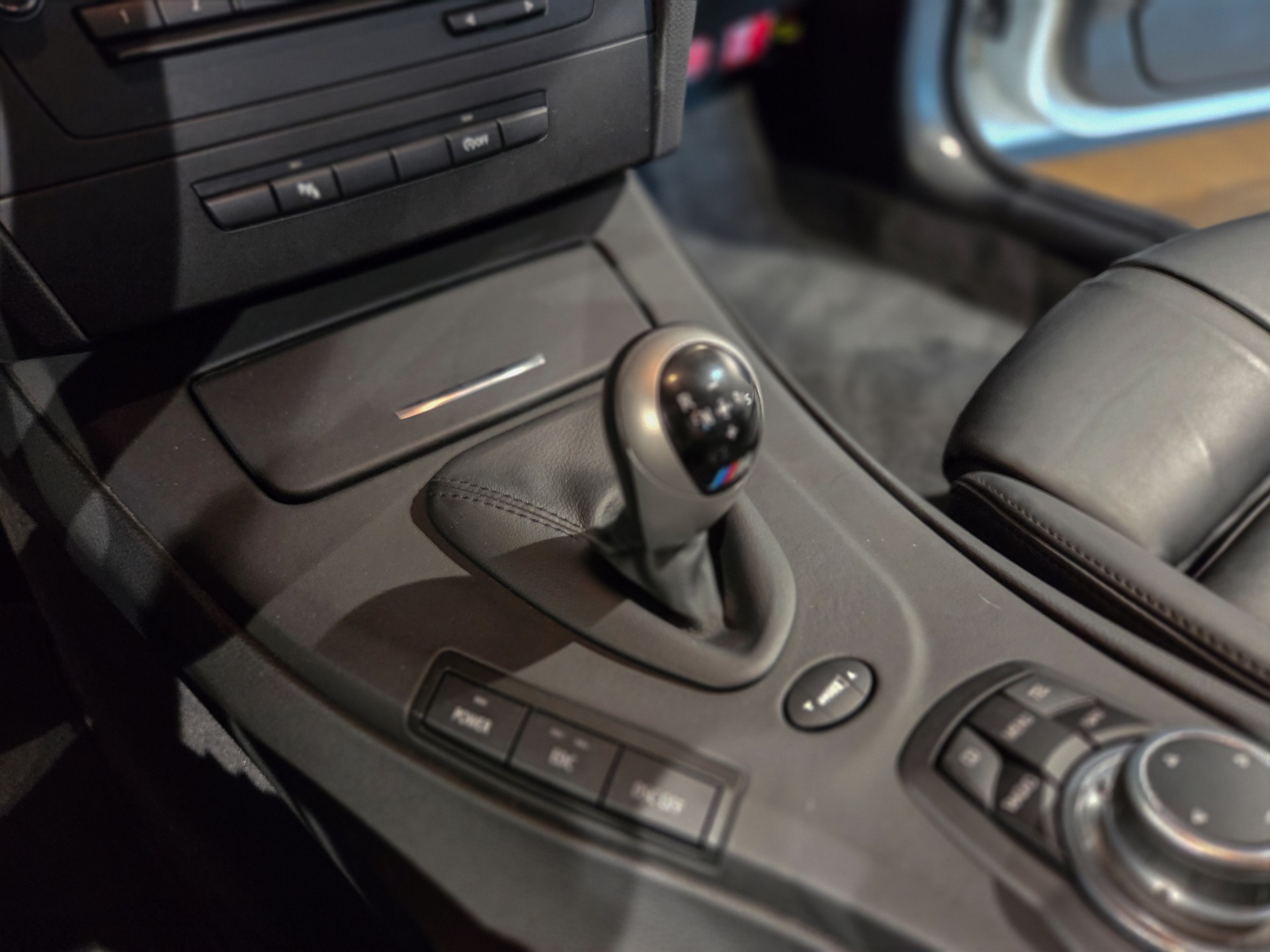 Levier de vitesses avec pommeau M – BMW – M3 E92 – 2023 – Alpinweiss – 56 900 km – 430 ch – V8 atmo – Transmission : Automatique – Origine Belgique – Privaty Cars – Courtage automobile pour véhicules exclusifs près de Poitiers