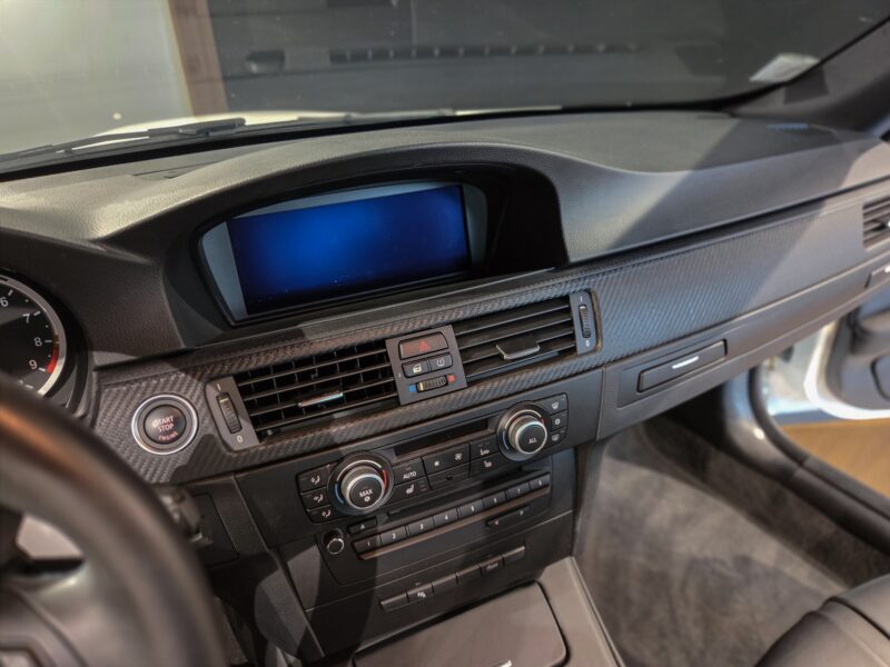 Tableau de bord – BMW – M3 E92 – 2023 – Alpinweiss – 56 900 km – 430 ch – V8 atmo – Transmission : Automatique – Origine Belgique – Privaty Cars – Recherche personnalisée de modèles BMW en Charente-Maritime