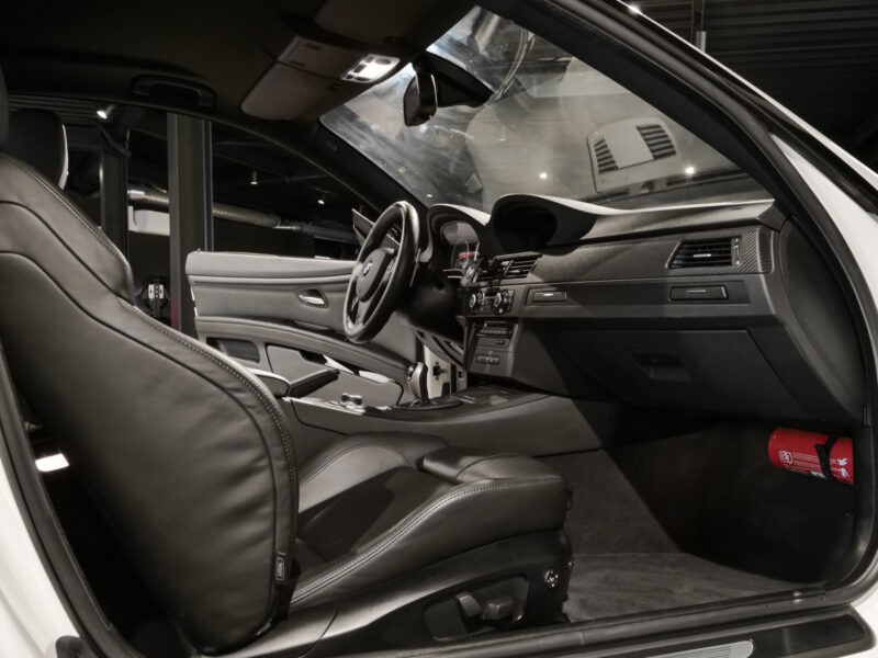 Sièges baquets en cuir noir – BMW – M3 E92 – 2023 – Alpinweiss – 56 900 km – 430 ch – V8 atmo – Transmission : Automatique – Origine Belgique – Privaty Cars – Estimation et rachat de véhicules haut de gamme près de Niort