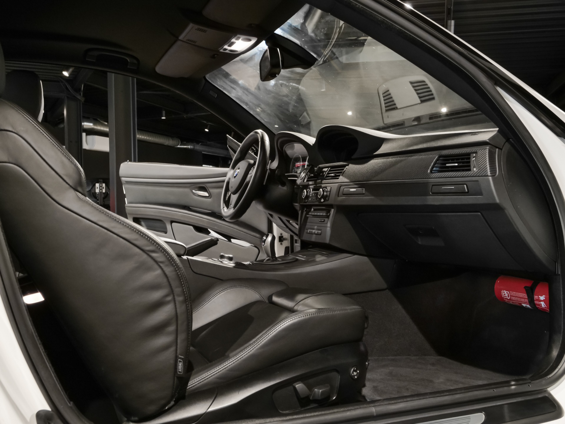 Sièges baquets en cuir noir – BMW – M3 E92 – 2023 – Alpinweiss – 56 900 km – 430 ch – V8 atmo – Transmission : Automatique – Origine Belgique – Privaty Cars – Estimation et rachat de véhicules haut de gamme près de Niort