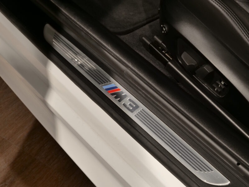 Seuil de porte avec inscription M – BMW – M3 E92 – 2023 – Alpinweiss – 56 900 km – 430 ch – V8 atmo – Transmission : Automatique – Origine Belgique – Privaty Cars – Rachat immédiat de véhicules de prestige proche de Bordeaux