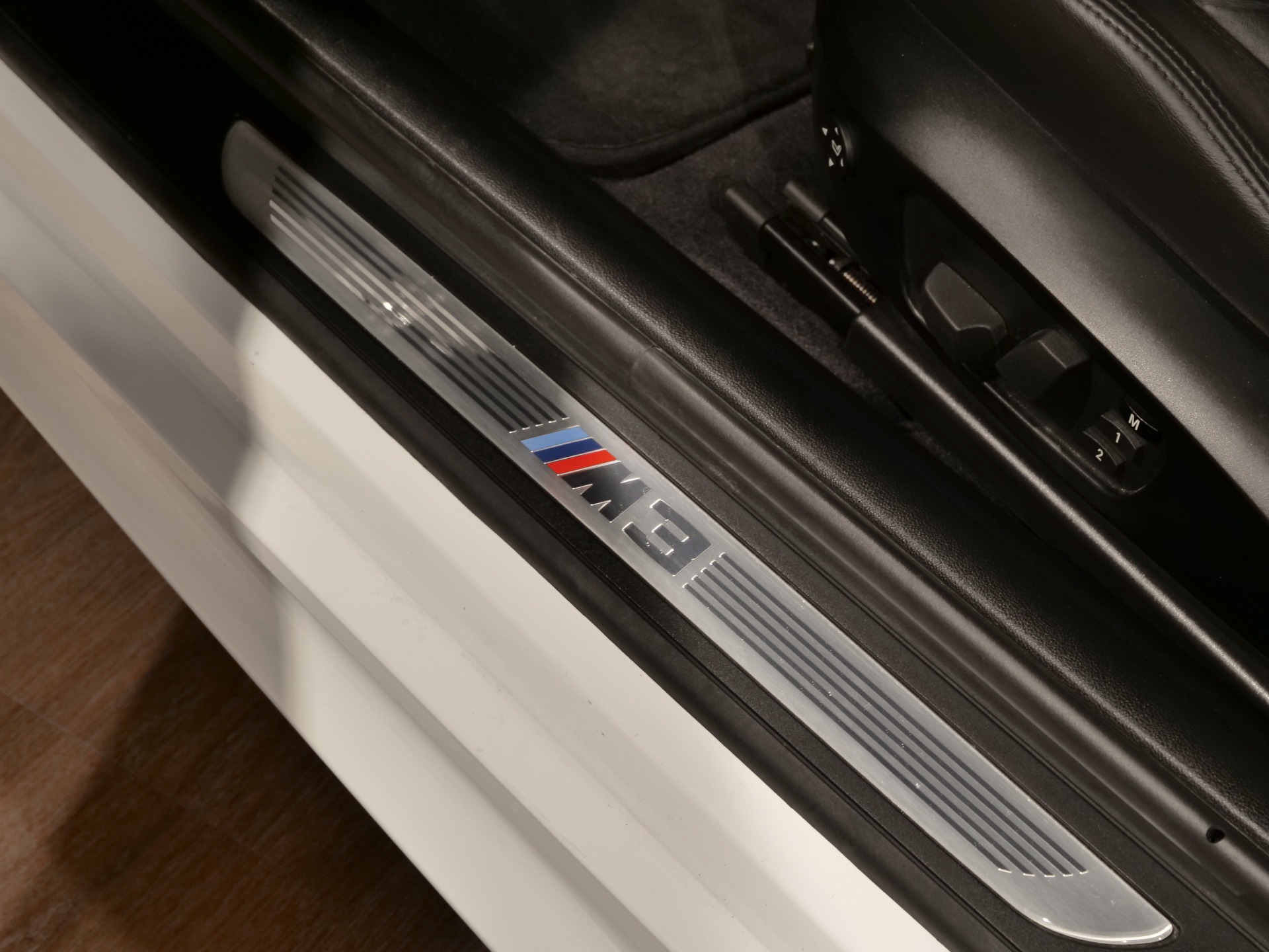 Seuil de porte avec inscription M – BMW – M3 E92 – 2023 – Alpinweiss – 56 900 km – 430 ch – V8 atmo – Transmission : Automatique – Origine Belgique – Privaty Cars – Rachat immédiat de véhicules de prestige proche de Bordeaux