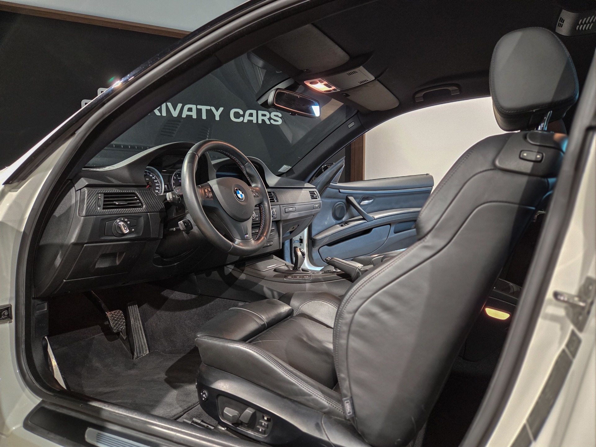 Intérieur avec sièges en cuir noir – BMW – M3 E92 – 2023 – Alpinweiss – 56 900 km – 430 ch – V8 atmo – Transmission : Automatique – Origine Belgique – Privaty Cars – Estimation et rachat de véhicules haut de gamme proche de Nantes