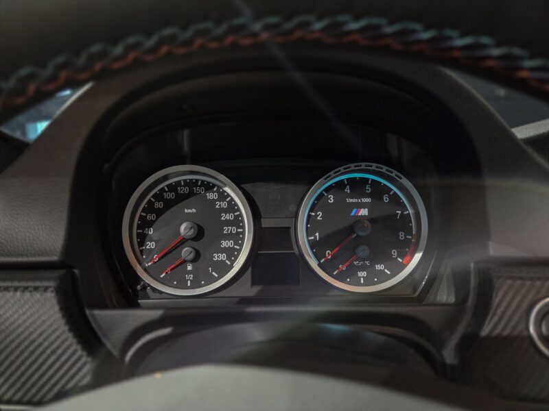 Tableau de bord avec compteurs ronds – BMW – M3 E92 – 2023 – Alpinweiss – 56 900 km – 430 ch – V8 atmo – Transmission : Automatique – Origine Belgique – Privaty Cars – Estimation et rachat de véhicules haut de gamme près de Niort