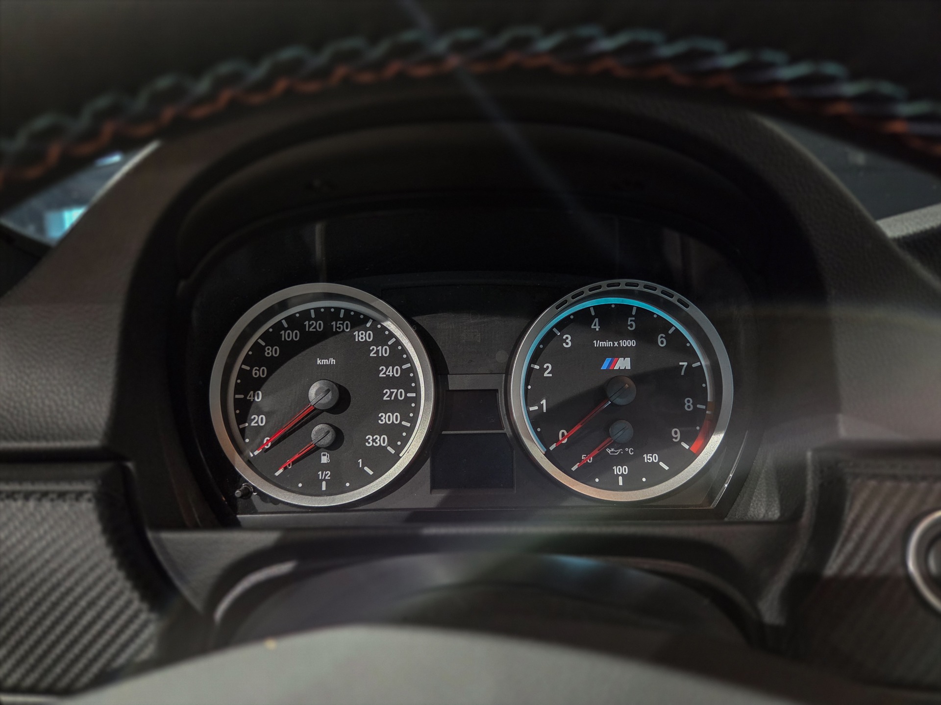 Tableau de bord avec compteurs ronds – BMW – M3 E92 – 2023 – Alpinweiss – 56 900 km – 430 ch – V8 atmo – Transmission : Automatique – Origine Belgique – Privaty Cars – Estimation et rachat de véhicules haut de gamme près de Niort