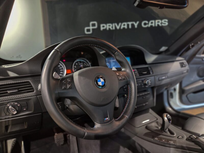 Volant – BMW – M3 E92 – 2023 – Alpinweiss – 56 900 km – 430 ch – V8 atmo – Transmission : Automatique – Origine Belgique – Privaty Cars – Mandat de vente pour automobiles de luxe à La Rochelle