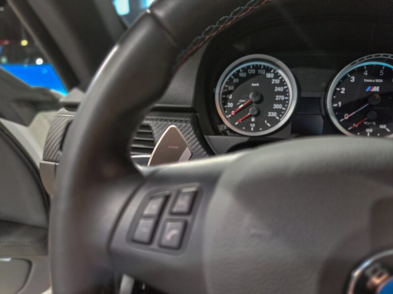 Volant – BMW – M3 E92 – 2023 – Alpinweiss – 56 900 km – 430 ch – V8 atmo – Transmission : Automatique – Origine Belgique – Privaty Cars – Vente de voitures de prestige d’occasion en Charente-Maritime