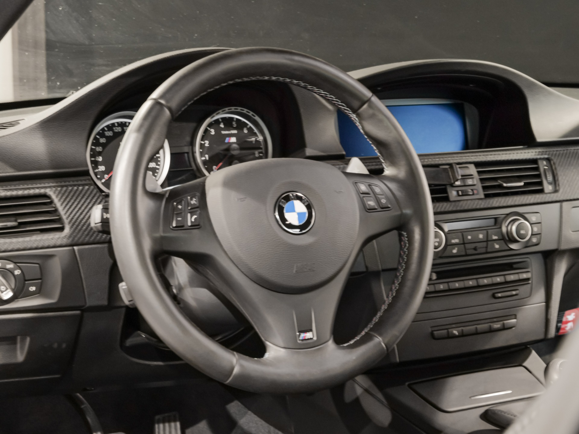 Volant – BMW – M3 E92 – 2023 – Alpinweiss – 56 900 km – 430 ch – V8 atmo – Transmission : Automatique – Origine Belgique – Privaty Cars – Vente de voitures de sport d’occasion en Nouvelle-Aquitaine
