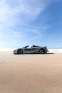 Vue latérale avec toit ouvert – MCLAREN – 600LT Spider – 2019 – Chicane Grey Effect – 8 900 km – 600 ch – V8 Bi-Turbo – Transmission : Sequentielle – Origine Allemagne – Privaty Cars – Expert des modèles MCLAREN près de Niort