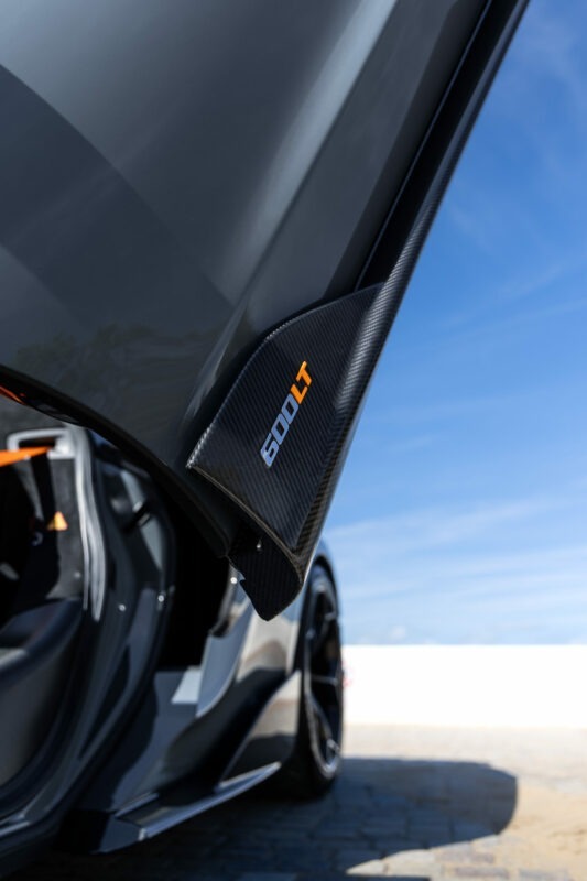 Aile en carbone avec inscription – MCLAREN – 600LT Spider – 2019 – Chicane Grey Effect – 8 900 km – 600 ch – V8 Bi-Turbo – Transmission : Sequentielle – Origine Allemagne – Privaty Cars – Recherche personnalisée de voitures de sport d’occasion à La Rochelle