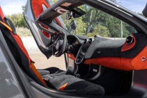 Intérieur avec sièges en alcantara – MCLAREN – 600LT Spider – 2019 – Chicane Grey Effect – 8 900 km – 600 ch – V8 Bi-Turbo – Transmission : Sequentielle – Origine Allemagne – Privaty Cars – Spécialiste des voitures de sport d’occasion proche de Nantes