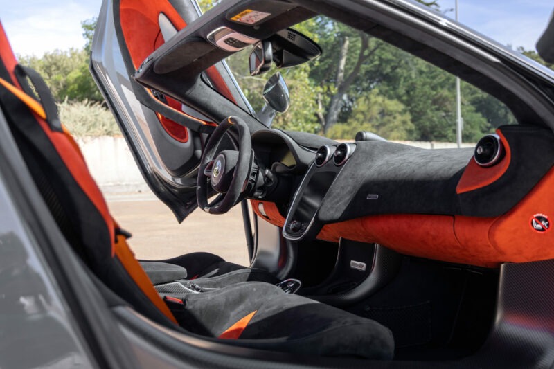 Intérieur avec sièges en alcantara – MCLAREN – 600LT Spider – 2019 – Chicane Grey Effect – 8 900 km – 600 ch – V8 Bi-Turbo – Transmission : Sequentielle – Origine Allemagne – Privaty Cars – Spécialiste des voitures de sport d’occasion proche de Nantes