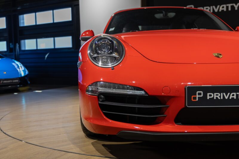 Phares ronds avec éclairage LED – PORSCHE – Porsche 911 991 Carrera S – 2012 – Rouge Carmin – 75 900 km – 400 ch – FLAT 6 Atmo – Transmission : Sequentielle – Origine France – Privaty Cars – Spécialiste des voitures de sport d’occasion près de Niort