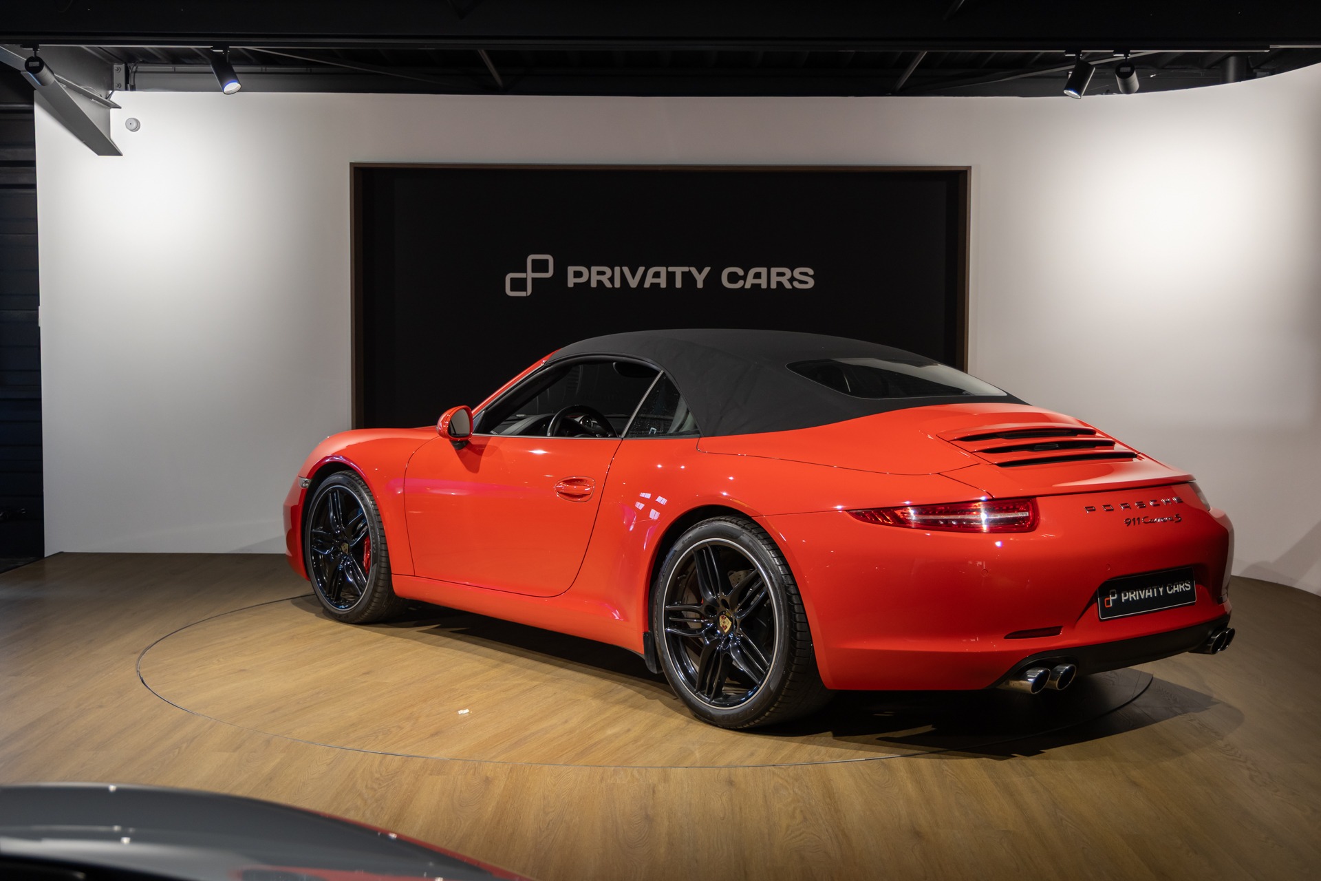 Vue arrière avec toit en toile – PORSCHE – Porsche 911 991 Carrera S – 2012 – Rouge Carmin – 75 900 km – 400 ch – FLAT 6 Atmo – Transmission : Sequentielle – Origine France – Privaty Cars – Rachat express de supercars et hypercars proche de Nantes