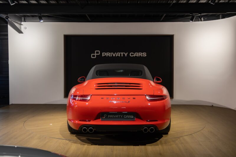 Vue arrière avec double sortie d'échappement – PORSCHE – Porsche 911 991 Carrera S – 2012 – Rouge Carmin – 75 900 km – 400 ch – FLAT 6 Atmo – Transmission : Sequentielle – Origine France – Privaty Cars – Véhicules de sport et de luxe d’occasion proche de Nantes