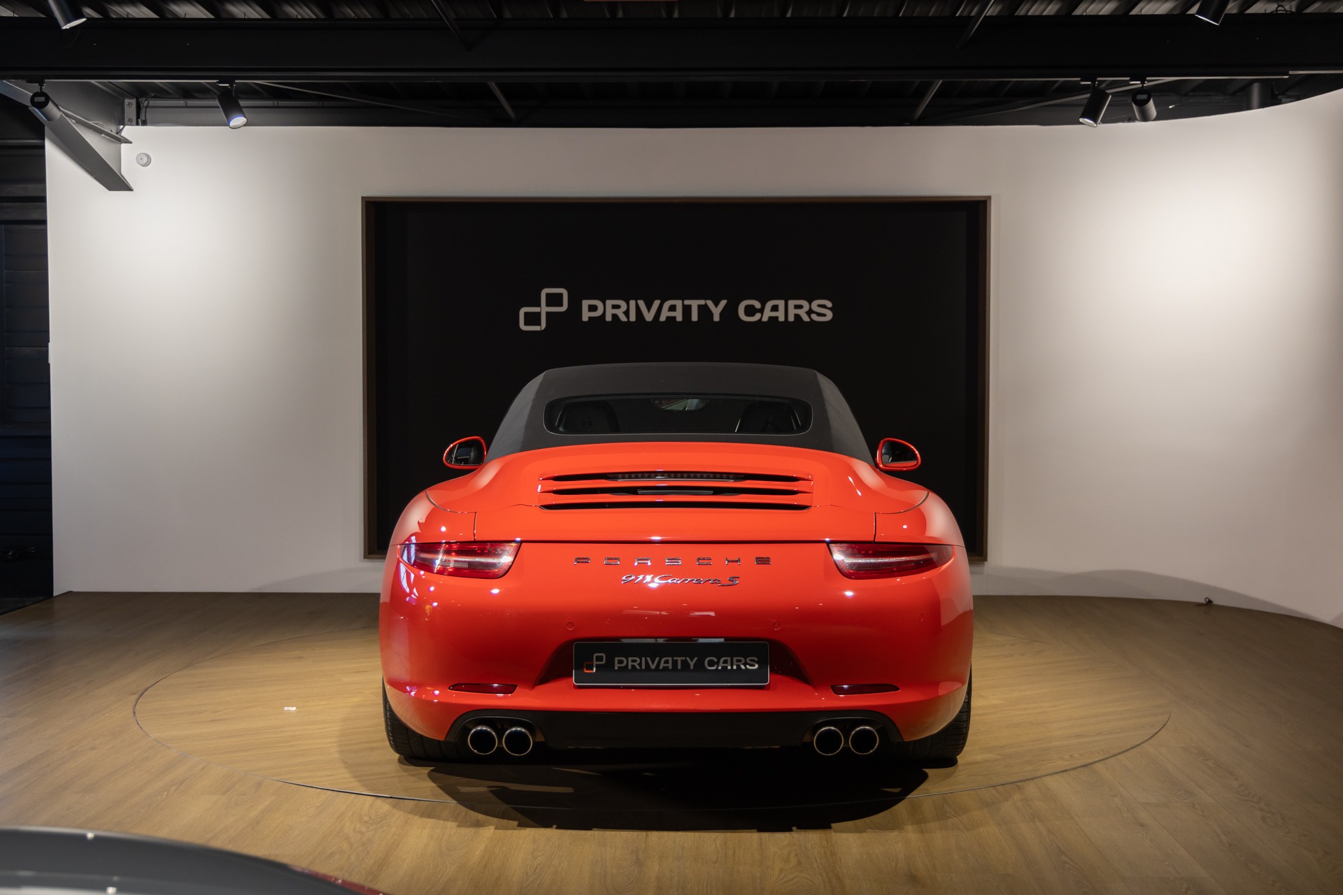 Vue arrière avec double sortie d'échappement – PORSCHE – Porsche 911 991 Carrera S – 2012 – Rouge Carmin – 75 900 km – 400 ch – FLAT 6 Atmo – Transmission : Sequentielle – Origine France – Privaty Cars – Véhicules de sport et de luxe d’occasion proche de Nantes