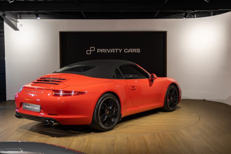 Vue arrière avec toit en toile – PORSCHE – Porsche 911 991 Carrera S – 2012 – Rouge Carmin – 75 900 km – 400 ch – FLAT 6 Atmo – Transmission : Sequentielle – Origine France – Privaty Cars – Dépôt-vente sécurisé de véhicules de prestige à 2 heures de Paris en TGV