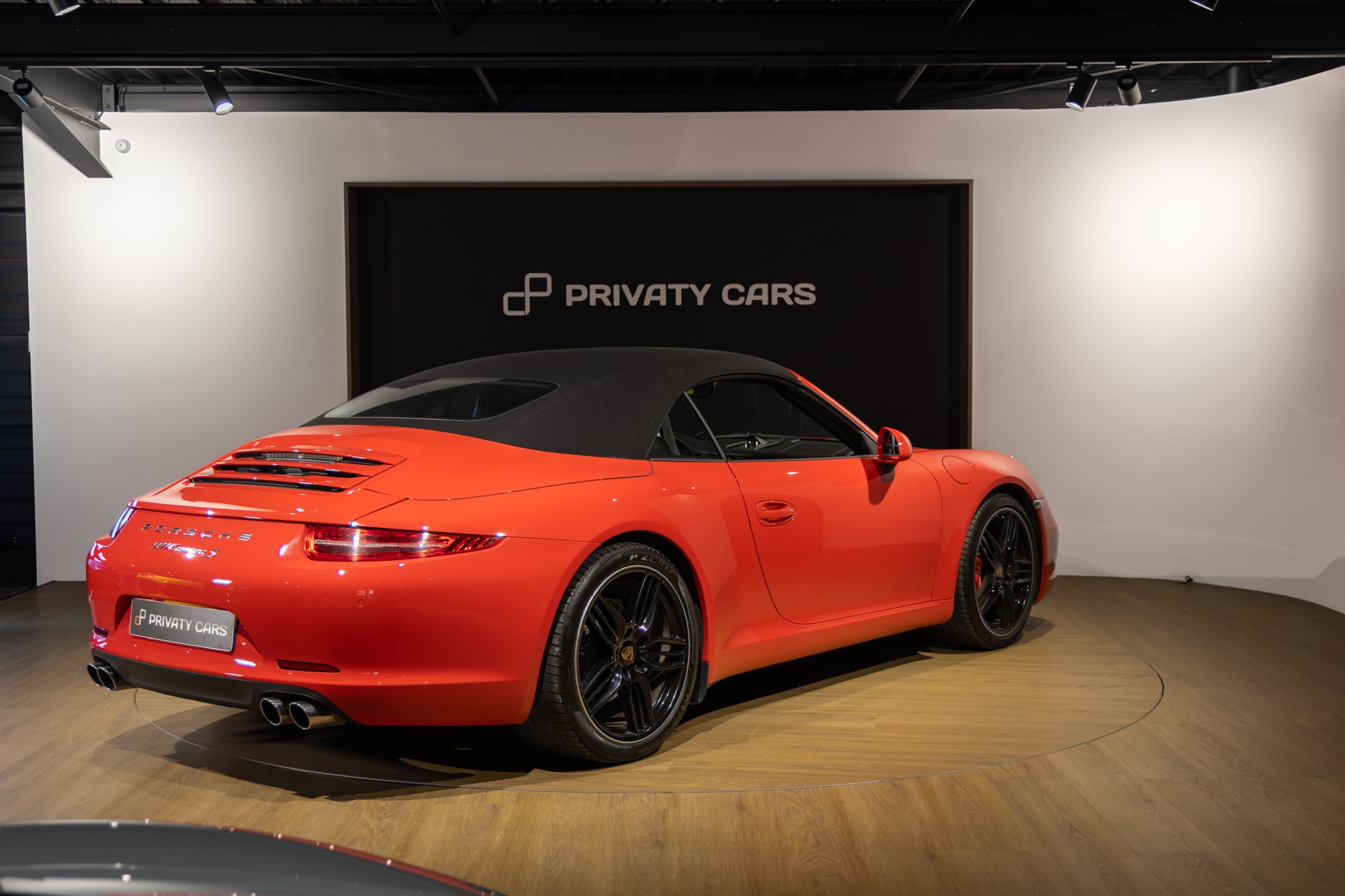 Vue arrière avec toit en toile – PORSCHE – Porsche 911 991 Carrera S – 2012 – Rouge Carmin – 75 900 km – 400 ch – FLAT 6 Atmo – Transmission : Sequentielle – Origine France – Privaty Cars – Dépôt-vente sécurisé de véhicules de prestige à 2 heures de Paris en TGV