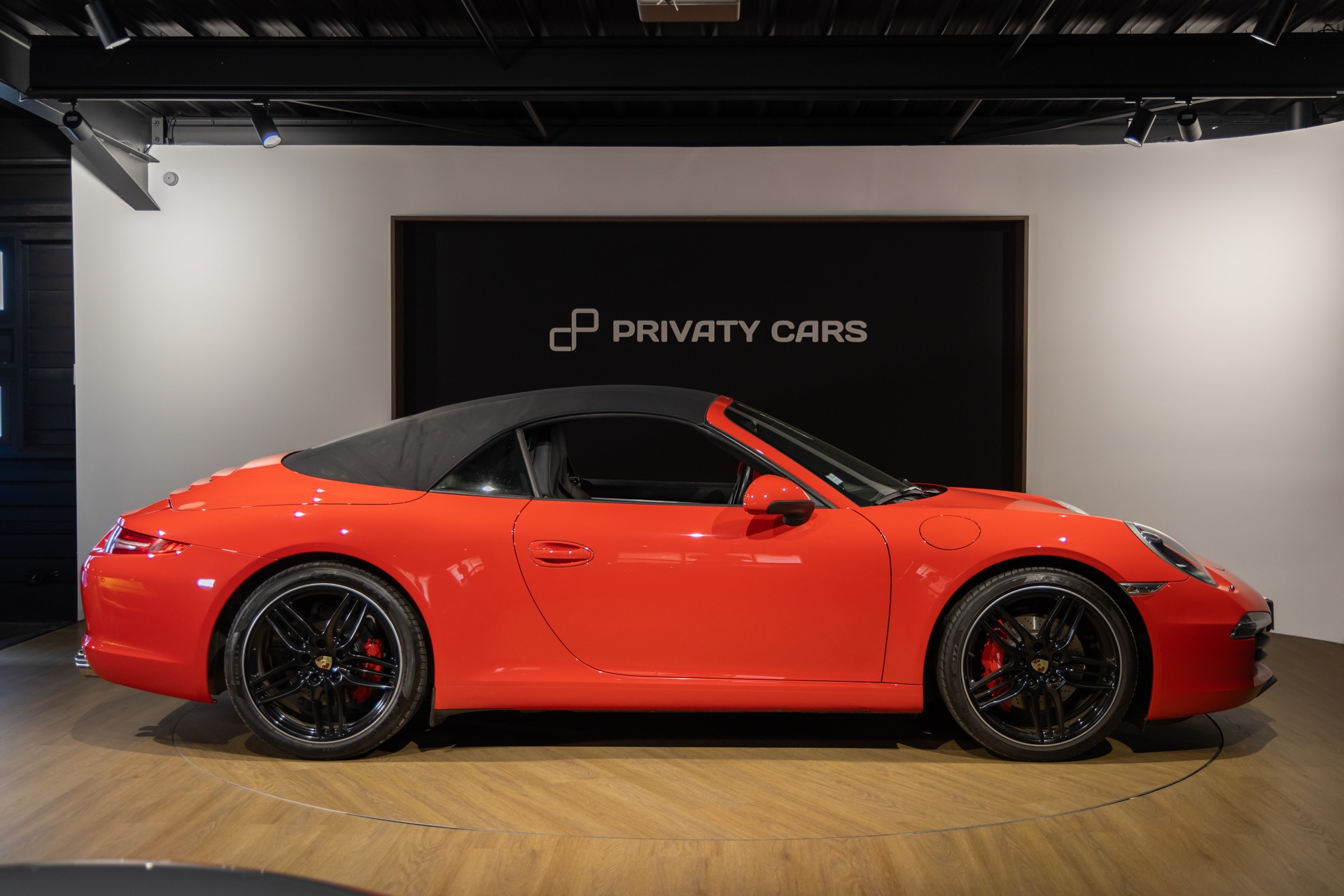 Vue latérale avec toit en toile – PORSCHE – Porsche 911 991 Carrera S – 2012 – Rouge Carmin – 75 900 km – 400 ch – FLAT 6 Atmo – Transmission : Sequentielle – Origine France – Privaty Cars – Commerce de voitures de sport luxe et premium entre Bordeaux et Nantes