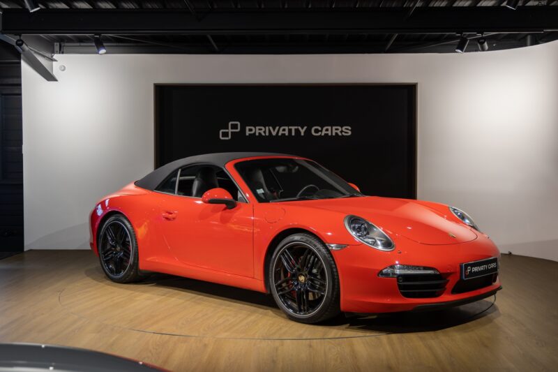 Vue latérale avec toit en toile – PORSCHE – Porsche 911 991 Carrera S – 2012 – Rouge Carmin – 75 900 km – 400 ch – FLAT 6 Atmo – Transmission : Sequentielle – Origine France – Privaty Cars – Chasseur de voitures de sport sur mesure entre Bordeaux et Nantes