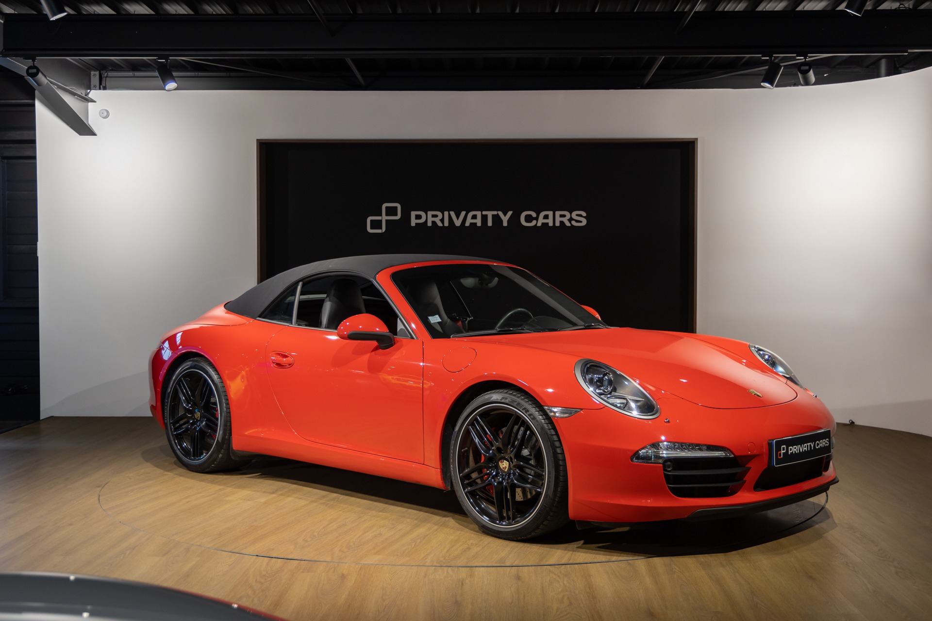Vue latérale avec toit en toile – PORSCHE – Porsche 911 991 Carrera S – 2012 – Rouge Carmin – 75 900 km – 400 ch – FLAT 6 Atmo – Transmission : Sequentielle – Origine France – Privaty Cars – Chasseur de voitures de sport sur mesure entre Bordeaux et Nantes