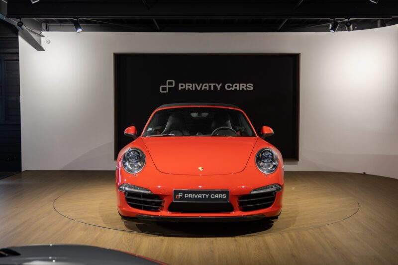 Vue avant avec phares ronds – PORSCHE – Porsche 911 991 Carrera S – 2012 – Rouge Carmin – 75 900 km – 400 ch – FLAT 6 Atmo – Transmission : Sequentielle – Origine France – Privaty Cars – Courtage automobile pour véhicules exclusifs à La Rochelle