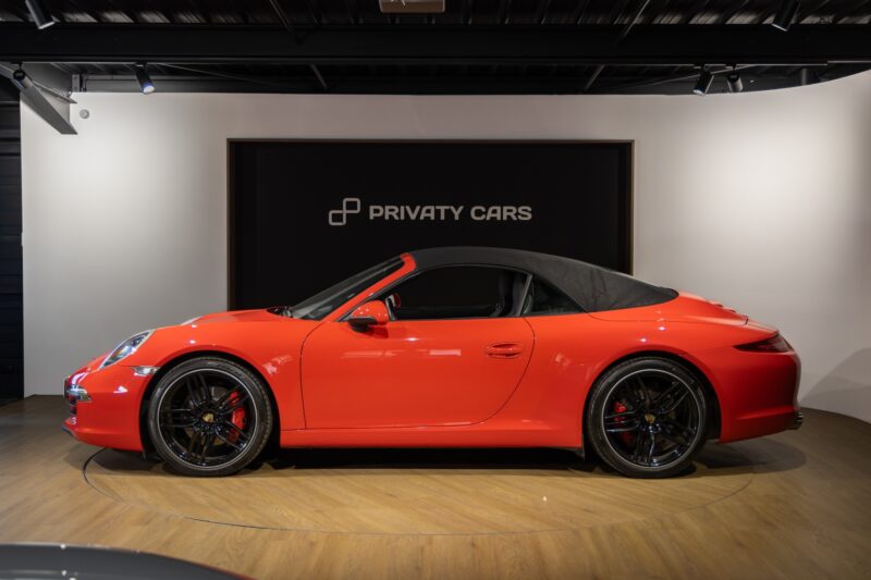 Vue latérale avec toit en toile – PORSCHE – Porsche 911 991 Carrera S – 2012 – Rouge Carmin – 75 900 km – 400 ch – FLAT 6 Atmo – Transmission : Sequentielle – Origine France – Privaty Cars – Vente de voitures de sport d’occasion proche de Bordeaux