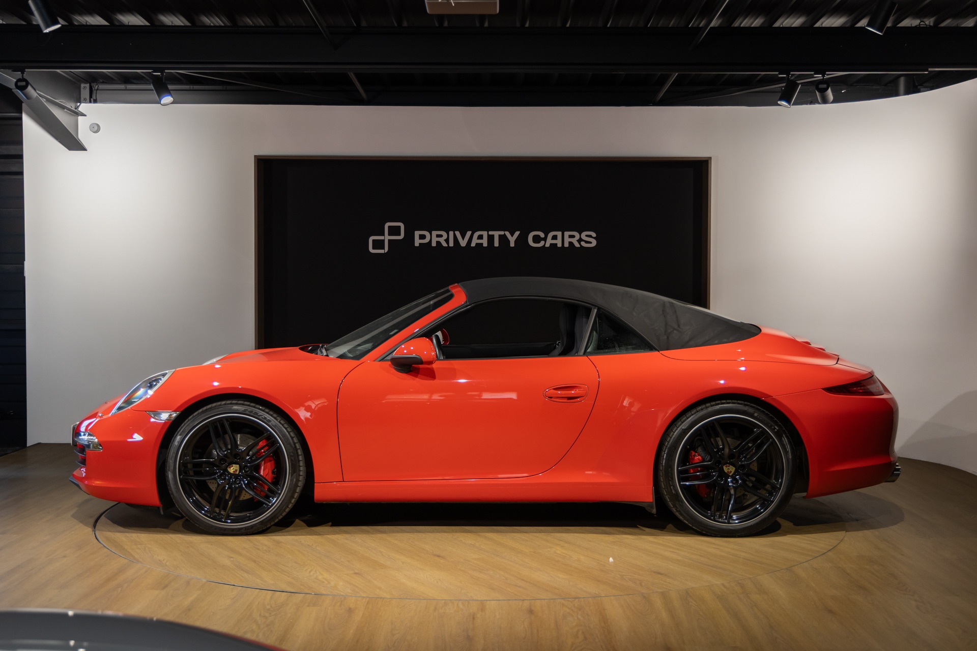 Vue latérale avec toit en toile – PORSCHE – Porsche 911 991 Carrera S – 2012 – Rouge Carmin – 75 900 km – 400 ch – FLAT 6 Atmo – Transmission : Sequentielle – Origine France – Privaty Cars – Vente de voitures de sport d’occasion proche de Bordeaux
