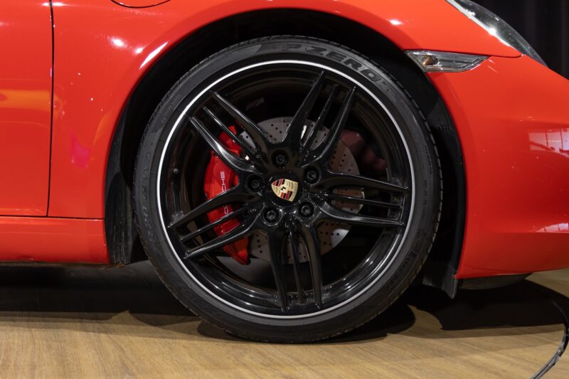 Jantes en alliage noir brillant – PORSCHE – Porsche 911 991 Carrera S – 2012 – Rouge Carmin – 75 900 km – 400 ch – FLAT 6 Atmo – Transmission : Sequentielle – Origine France – Privaty Cars – Expert des voitures de prestige d’occasion proche de Nantes