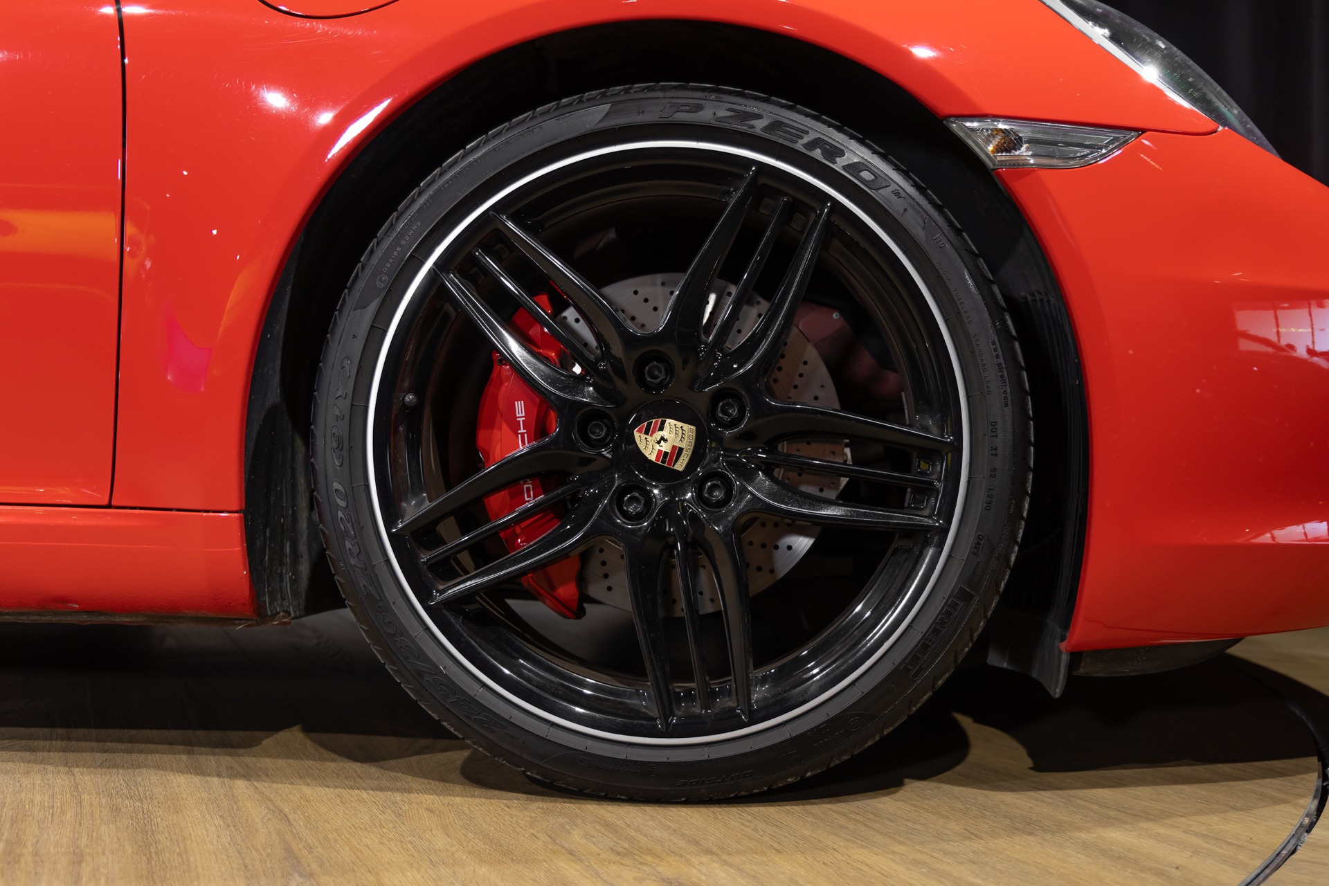Jantes en alliage noir brillant – PORSCHE – Porsche 911 991 Carrera S – 2012 – Rouge Carmin – 75 900 km – 400 ch – FLAT 6 Atmo – Transmission : Sequentielle – Origine France – Privaty Cars – Expert des voitures de prestige d’occasion proche de Nantes