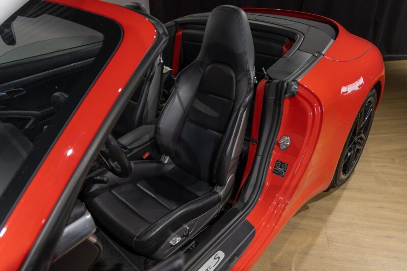 Sièges – PORSCHE – Porsche 911 991 Carrera S – 2012 – Rouge Carmin – 75 900 km – 400 ch – FLAT 6 Atmo – Transmission : Sequentielle – Origine France – Privaty Cars – Recherche de supercars hors marché entre Bordeaux et Nantes