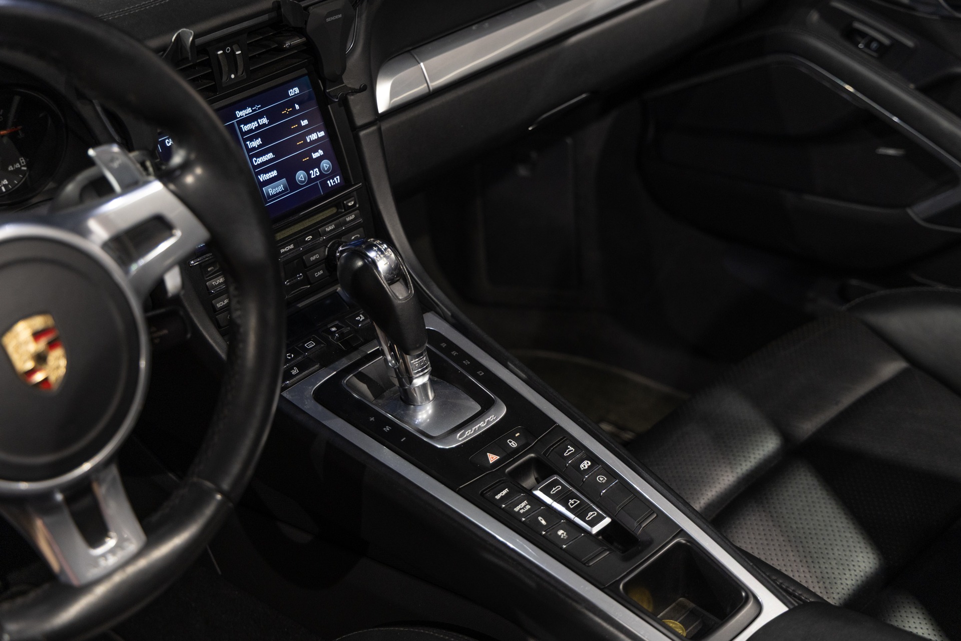 Console centrale avec écran tactile – PORSCHE – Porsche 911 991 Carrera S – 2012 – Rouge Carmin – 75 900 km – 400 ch – FLAT 6 Atmo – Transmission : Sequentielle – Origine France – Privaty Cars – Rachat express de supercars et hypercars proche de Bordeaux