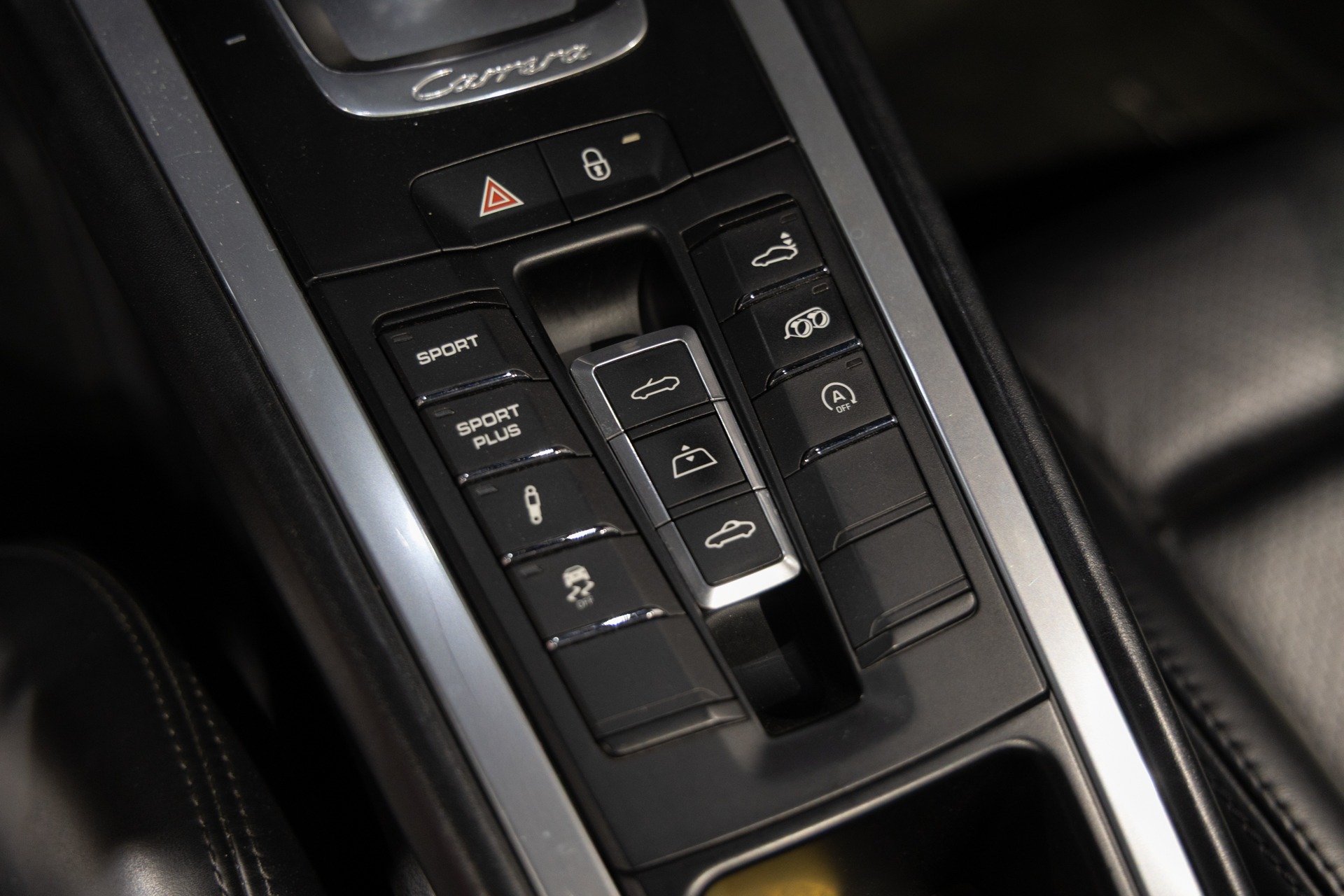 Console centrale avec boutons de commande – PORSCHE – Porsche 911 991 Carrera S – 2012 – Rouge Carmin – 75 900 km – 400 ch – FLAT 6 Atmo – Transmission : Sequentielle – Origine France – Privaty Cars – Spécialiste des supercars d’occasion proche de Nantes