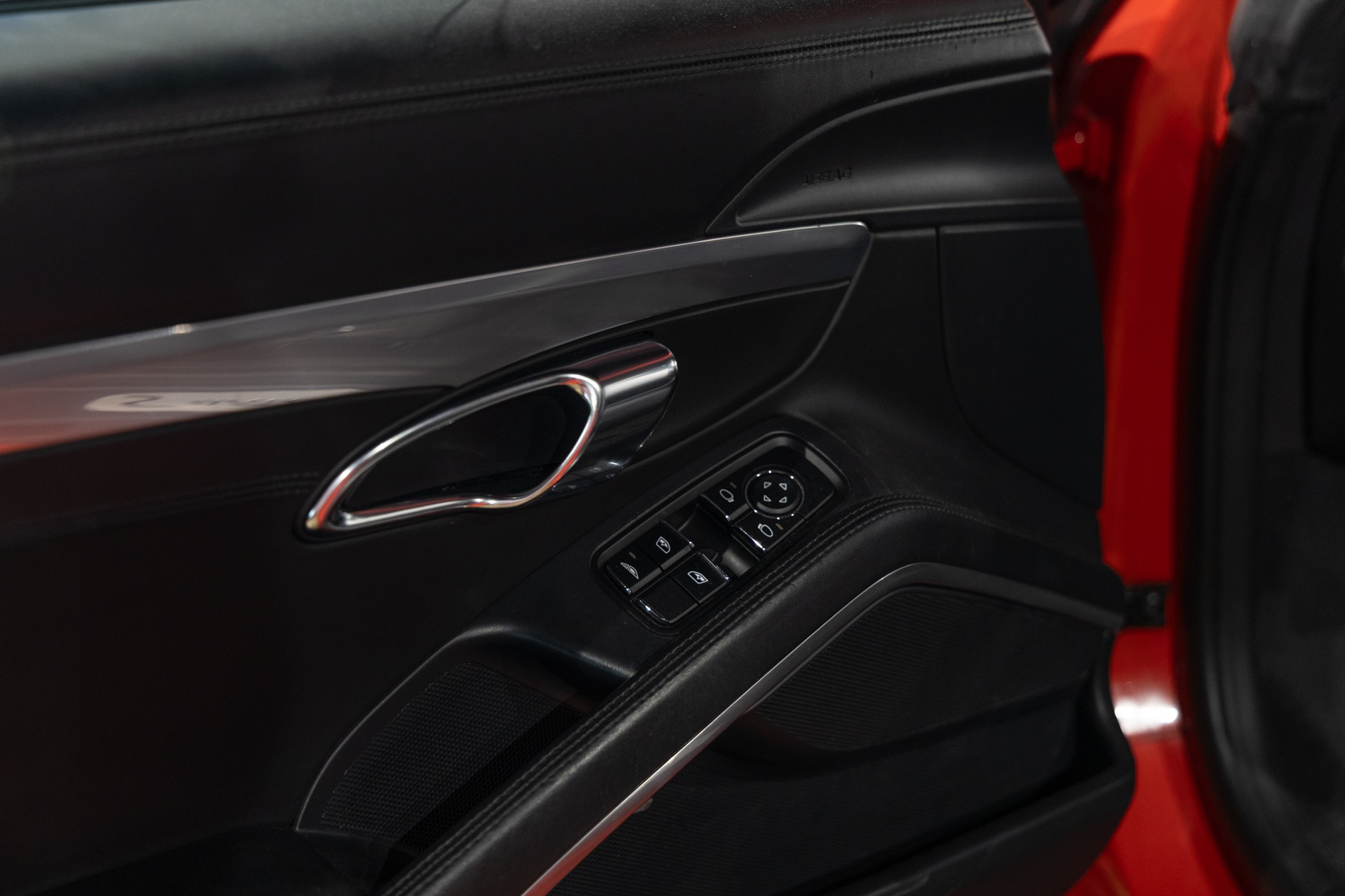 Panneau de porte avec commandes électriques – PORSCHE – Porsche 911 991 Carrera S – 2012 – Rouge Carmin – 75 900 km – 400 ch – FLAT 6 Atmo – Transmission : Sequentielle – Origine France – Privaty Cars – Vente de voitures de sport d’occasion à La Rochelle