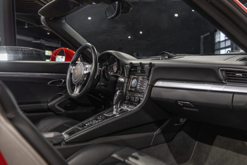 Tableau de bord – PORSCHE – Porsche 911 991 Carrera S – 2012 – Rouge Carmin – 75 900 km – 400 ch – FLAT 6 Atmo – Transmission : Sequentielle – Origine France – Privaty Cars – Vente de véhicules d’investissement et de collection à La Rochelle