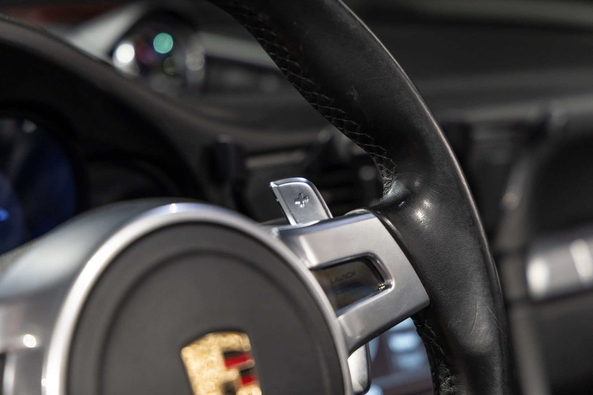Volant – PORSCHE – Porsche 911 991 Carrera S – 2012 – Rouge Carmin – 75 900 km – 400 ch – FLAT 6 Atmo – Transmission : Sequentielle – Origine France – Privaty Cars – Conciergerie automobile pour véhicules de sport proche de Bordeaux