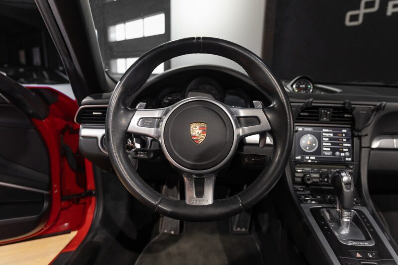 Volant – PORSCHE – Porsche 911 991 Carrera S – 2012 – Rouge Carmin – 75 900 km – 400 ch – FLAT 6 Atmo – Transmission : Sequentielle – Origine France – Privaty Cars – Sélection de véhicules PORSCHE disponibles entre Bordeaux et Nantes