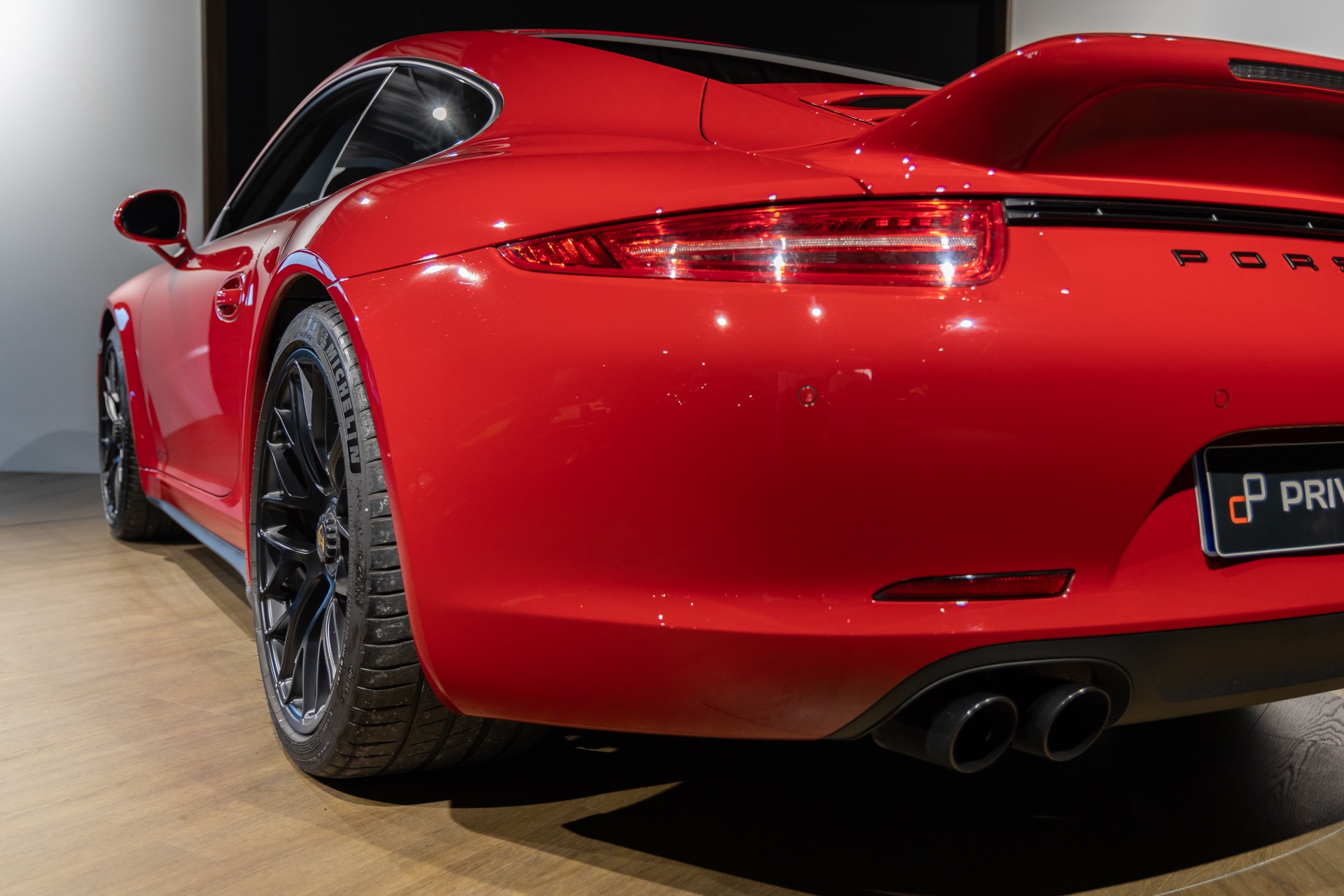 Phares arrière avec feux LED – PORSCHE – Porsche 911 991 GTS – 2015 – Rouge Carmin – 35 900 km – 430 ch – FLAT 6 Atmo – Transmission : Sequentielle – Origine Allemagne – Privaty Cars – Spécialiste indépendant Porsche, Ferrari et McLaren proche de Bordeaux