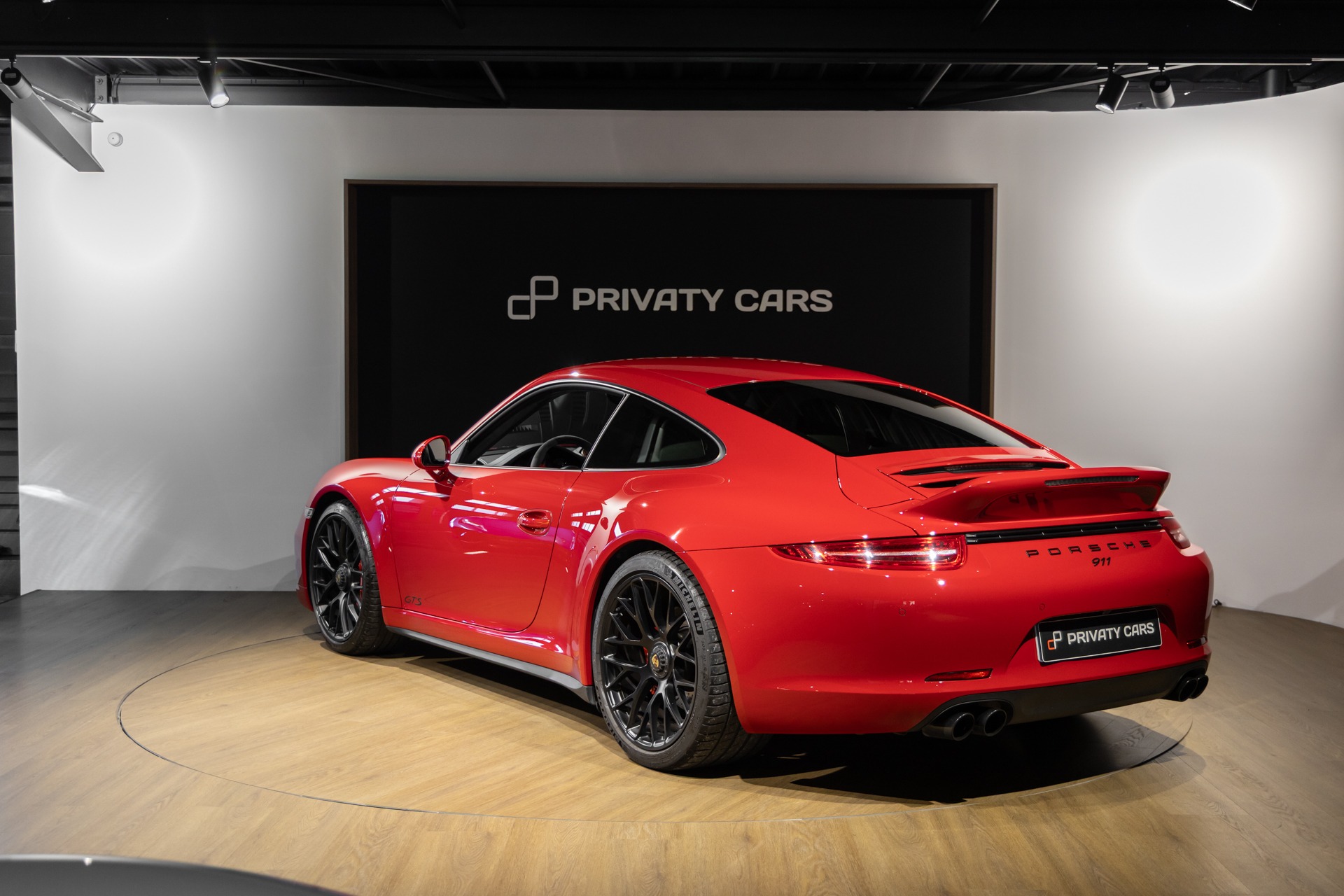Vue arrière avec diffuseur et jantes noires – PORSCHE – Porsche 911 991 GTS – 2015 – Rouge Carmin – 35 900 km – 430 ch – FLAT 6 Atmo – Transmission : Sequentielle – Origine Allemagne – Privaty Cars – Véhicules de sport et de luxe d’occasion dans l’Ouest de la France