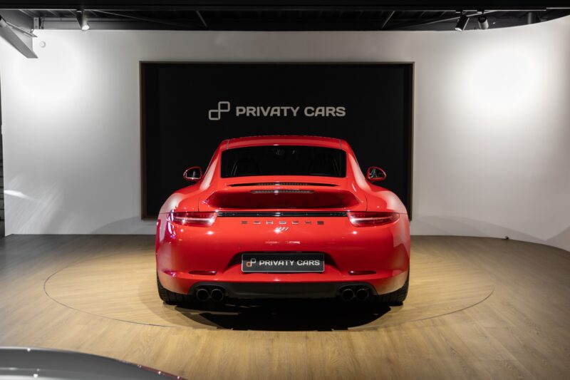 Vue arrière avec double sortie d'échappement – PORSCHE – Porsche 911 991 GTS – 2015 – Rouge Carmin – 35 900 km – 430 ch – FLAT 6 Atmo – Transmission : Sequentielle – Origine Allemagne – Privaty Cars – Spécialiste des supercars d’occasion à 2 heures de Paris en TGV