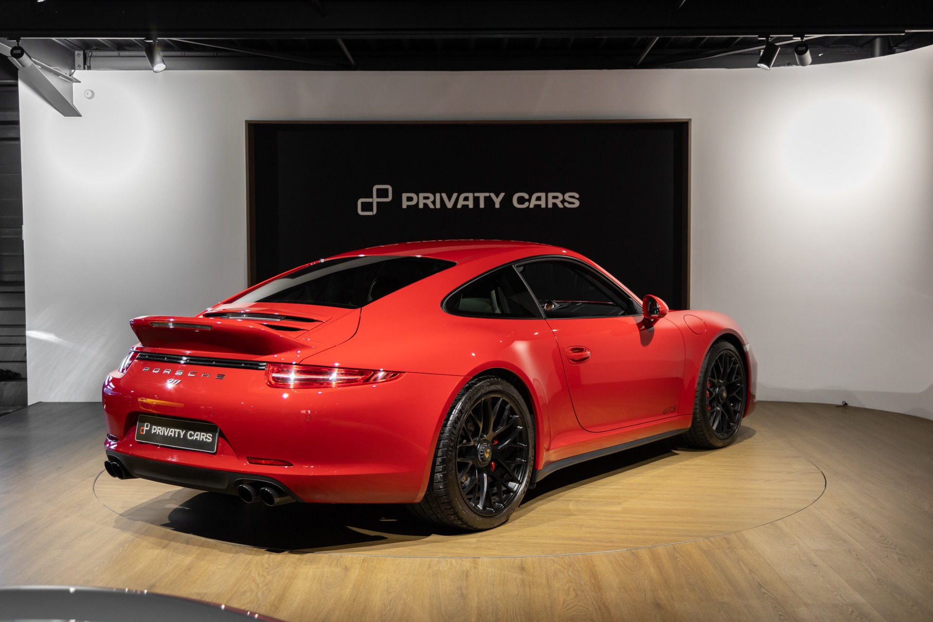 Vue arrière avec aileron et feux – PORSCHE – Porsche 911 991 GTS – 2015 – Rouge Carmin – 35 900 km – 430 ch – FLAT 6 Atmo – Transmission : Sequentielle – Origine Allemagne – Privaty Cars – Vente de voitures de prestige d’occasion dans l’Ouest de la France