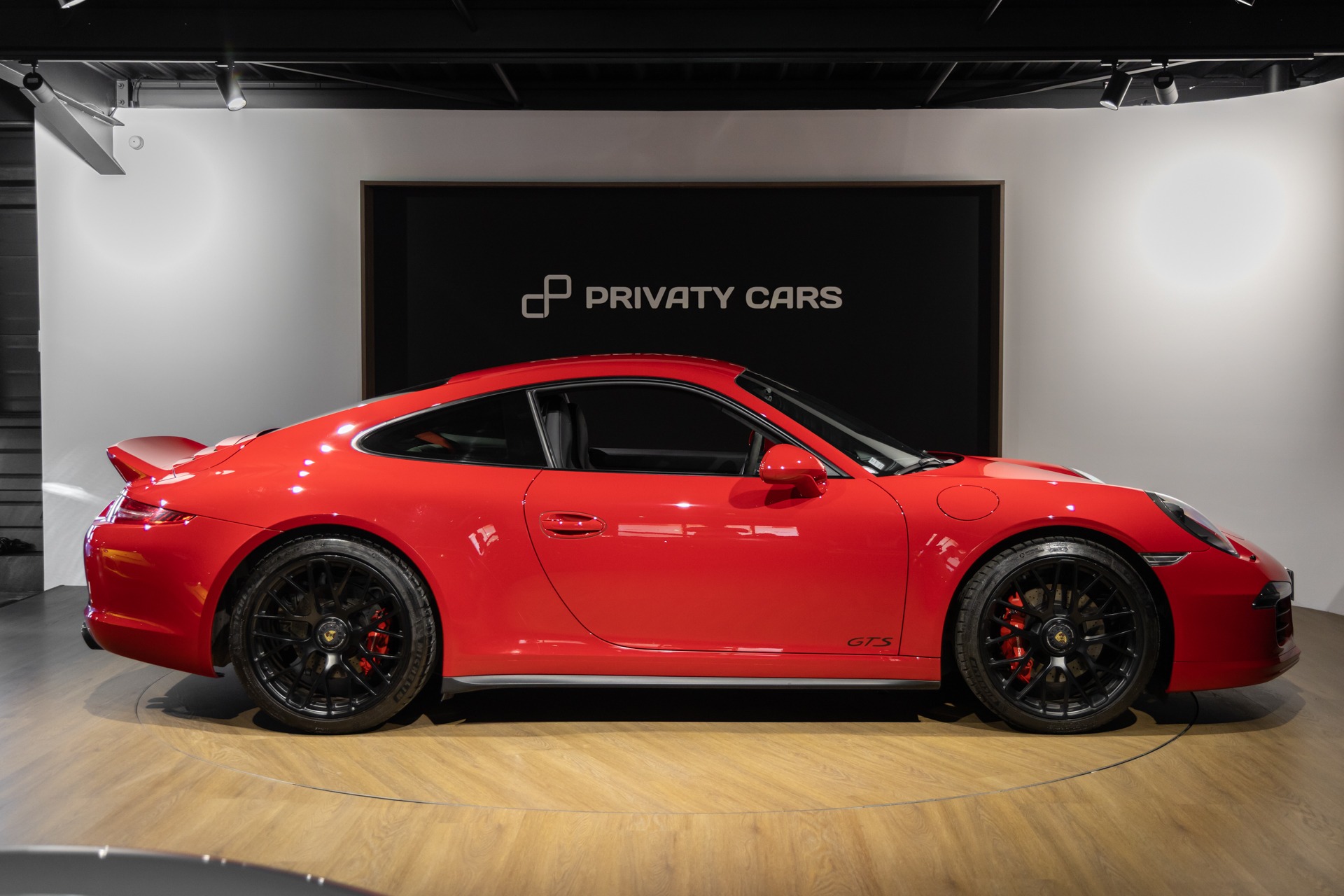 Vue latérale avec jantes noires – PORSCHE – Porsche 911 991 GTS – 2015 – Rouge Carmin – 35 900 km – 430 ch – FLAT 6 Atmo – Transmission : Sequentielle – Origine Allemagne – Privaty Cars – Vente de voitures de prestige d’occasion à La Rochelle