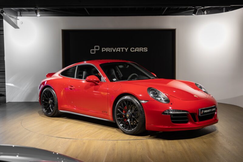 Vue latérale avec jantes noires – PORSCHE – Porsche 911 991 GTS – 2015 – Rouge Carmin – 35 900 km – 430 ch – FLAT 6 Atmo – Transmission : Sequentielle – Origine Allemagne – Privaty Cars – Spécialiste des sportives d’occasion à La Rochelle