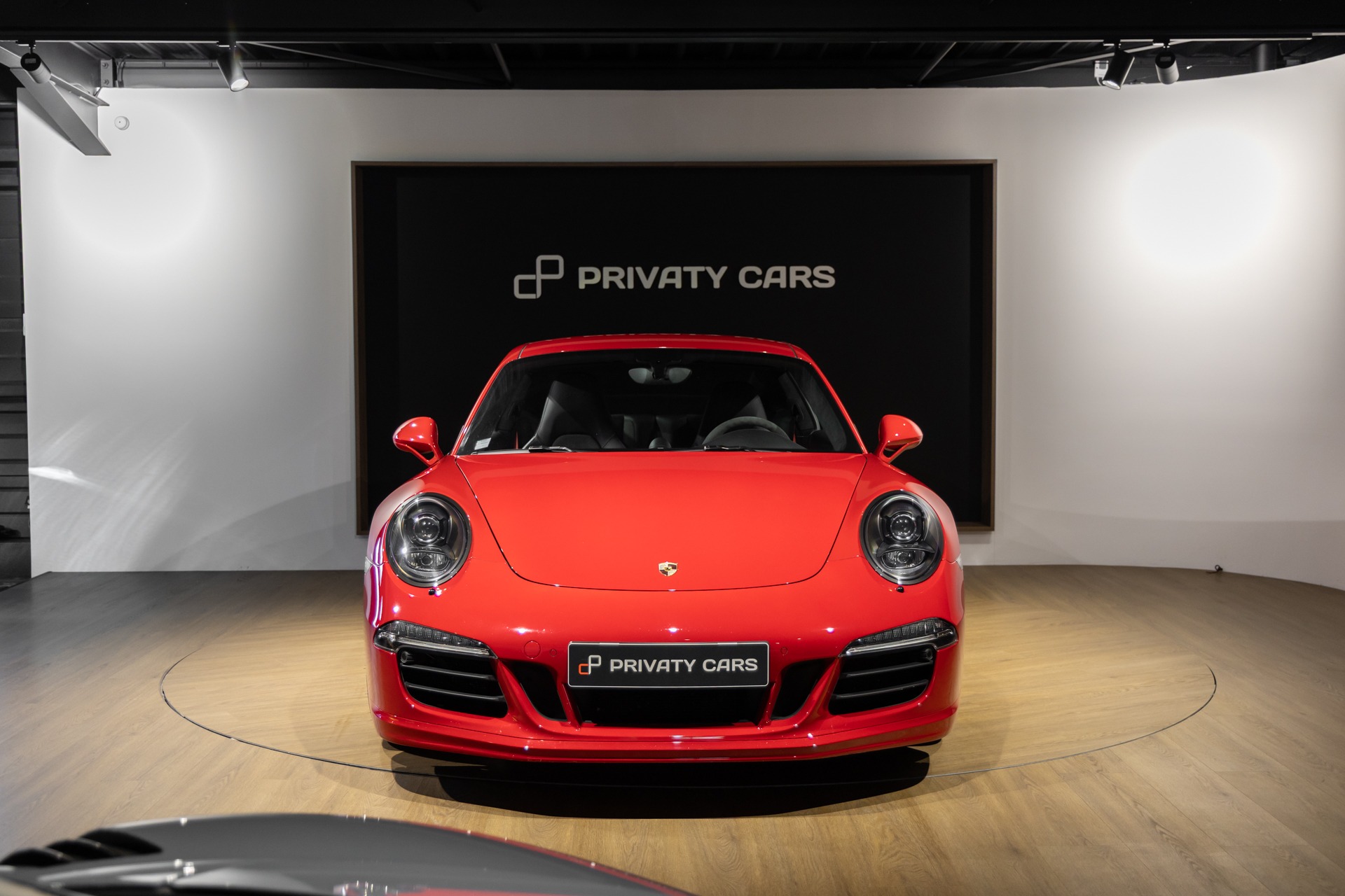 Vue avant avec phares ronds – PORSCHE – Porsche 911 991 GTS – 2015 – Rouge Carmin – 35 900 km – 430 ch – FLAT 6 Atmo – Transmission : Sequentielle – Origine Allemagne – Privaty Cars – Spécialiste des voitures de sport d’occasion à La Rochelle